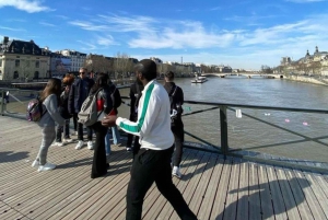 Paris: Private 2-Hour Walking Tour with a Parisian guide