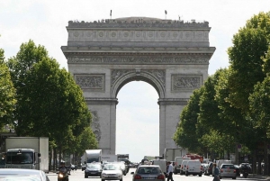 Paris: Private Full or Half-Day Sightseeing Tour with Local