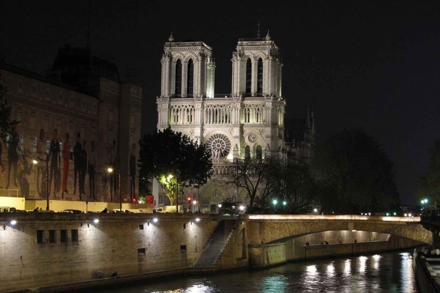Paris: Private Night Sightseeing Tour by a Local