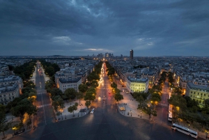 Paris: Private Night Tour with Driver for 3 personnes