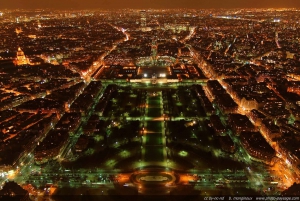 Paris: Private Night Tour with Driver for 3 personnes