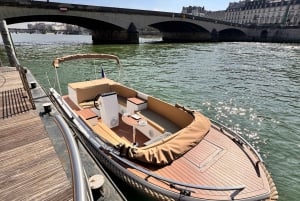 París: Crucero Privado en Barco Pequeño con Rosé y Macarons