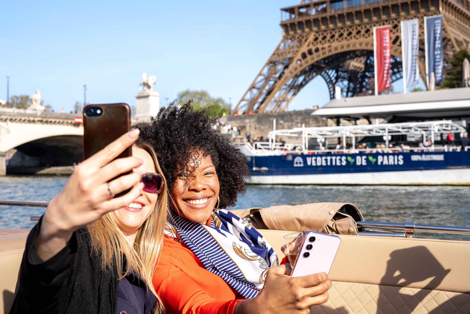 Paris: Privat småbåtcruise med rosé og makroner