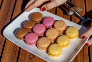 Париж: Частный круиз на маленькой лодке с розе и макаронами