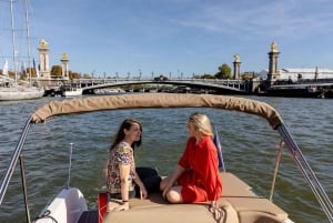 Париж: Частный круиз на маленькой лодке с розе и макаронами