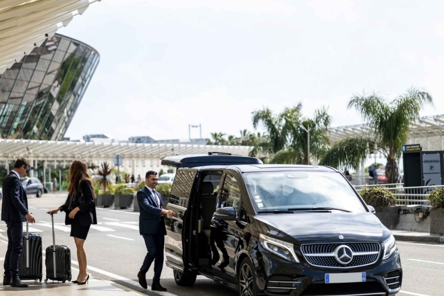 Paris: Private Transfer to Charles de Gaulle Airport