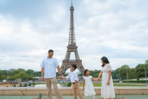 Paris: Professional Photoshoot with the Eiffel Tower