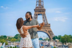 Paris: Professional Photoshoot with the Eiffel Tower