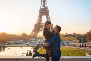 Paris: Professional Photoshoot with the Eiffel Tower