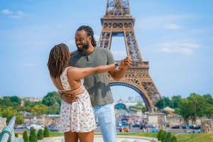 Paris: Professional Photoshoot with the Eiffel Tower