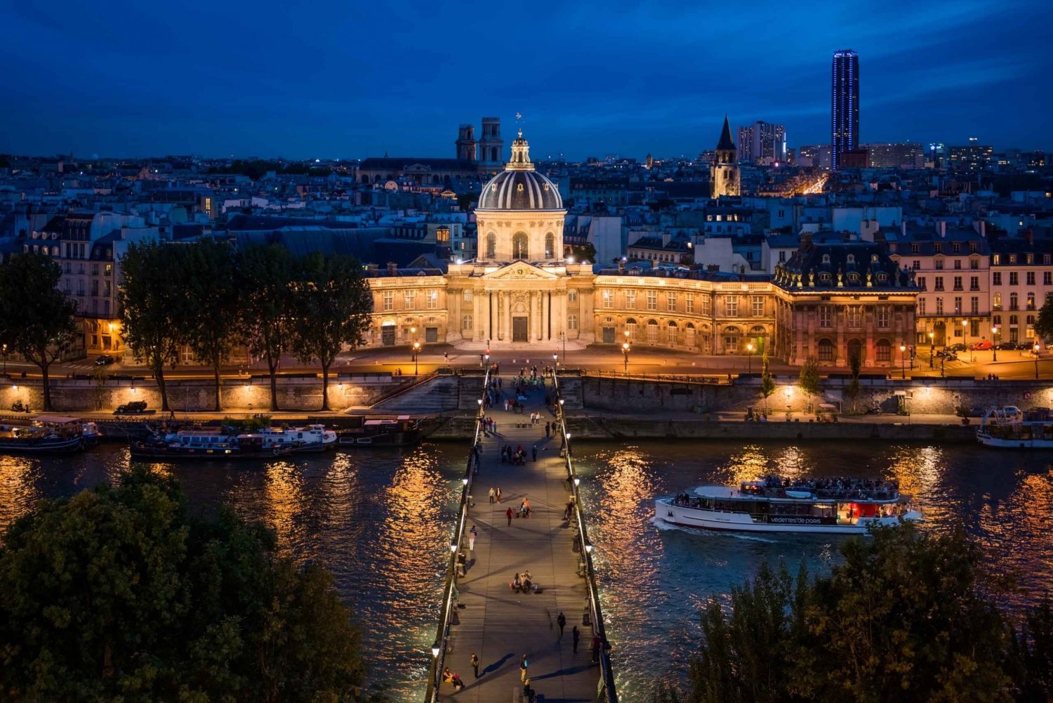 Paris: Romantic Evening Cruise & Montmartre Self-Guided Tour
