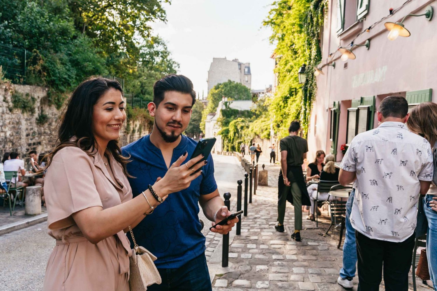 Jogo de exploração de Montmartre romântico