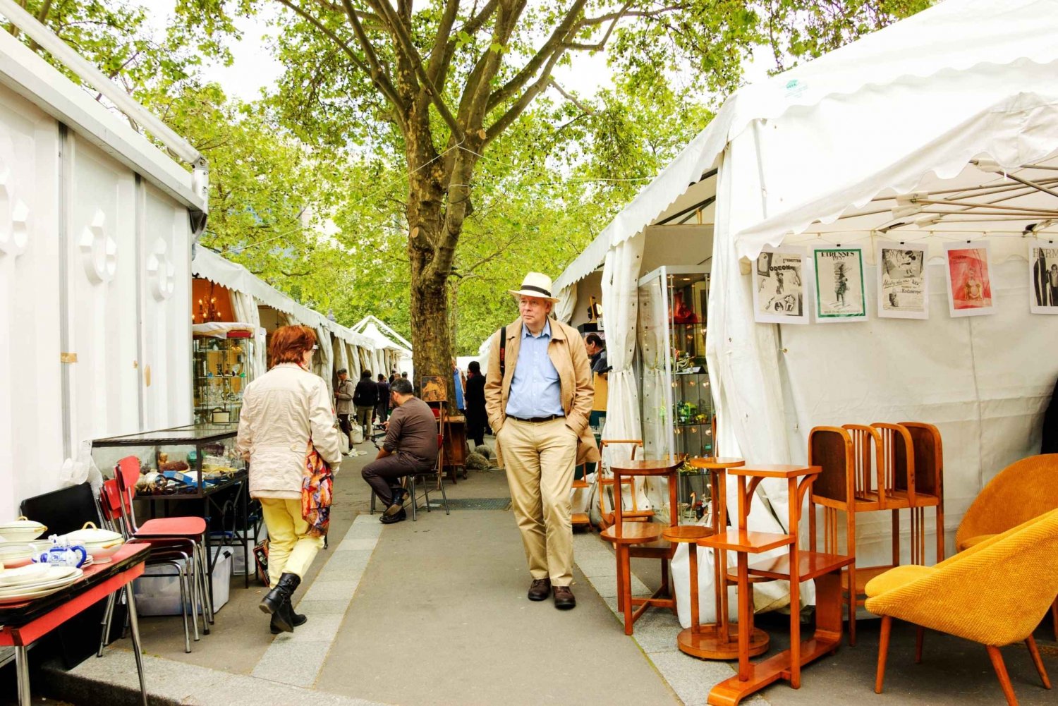 Paris: Saint Ouen Flea Market Treasures a Guided Tour