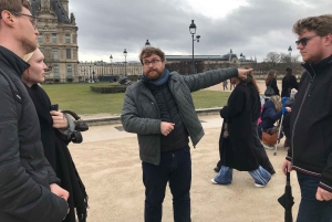 Paris : Scandals Guided Walking Tour