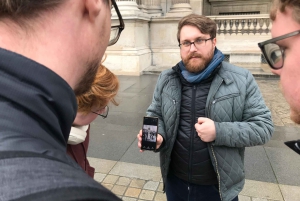 Paris : Scandals Guided Walking Tour