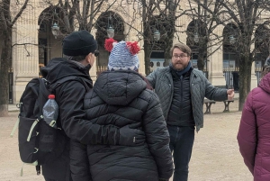 Paris : Scandals Guided Walking Tour