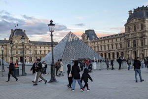 Paris : Scandals Guided Walking Tour