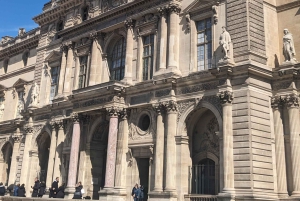 Paris : Scandals Guided Walking Tour