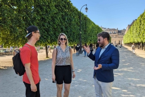 Paris : Scandals Guided Walking Tour