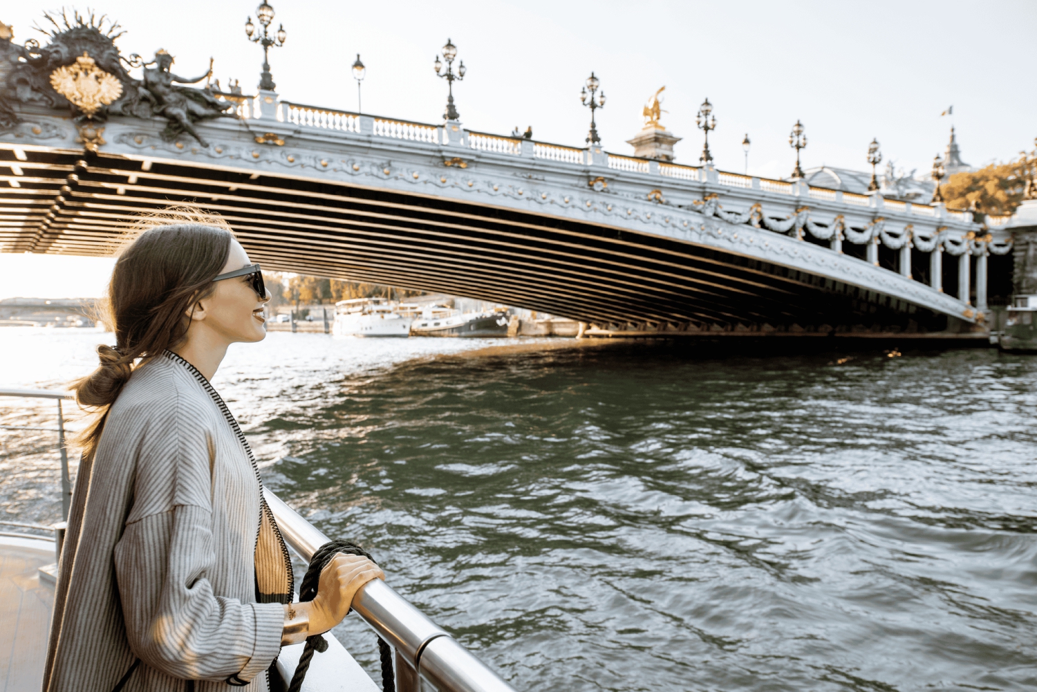 パリ：セーヌ川リバークルーズ＆エッフェル塔ガイド付き訪問