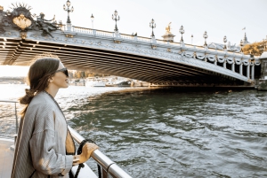 パリ：セーヌ川リバークルーズ＆エッフェル塔ガイド付き訪問