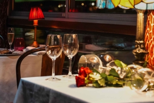 Parigi: Crociera sulla Senna con cena di 3 portate e musica dal vivo