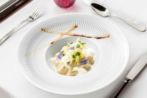 Parigi: Crociera sulla Senna con cena di 3 portate e musica dal vivo