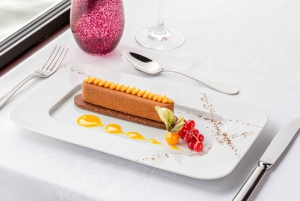 Parigi: Crociera sulla Senna con cena di 3 portate e musica dal vivo