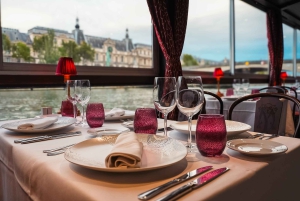 Parigi: Crociera sulla Senna con cena di 3 portate e musica dal vivo