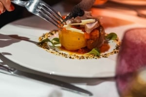 Parigi: Crociera sulla Senna con cena di 3 portate e musica dal vivo