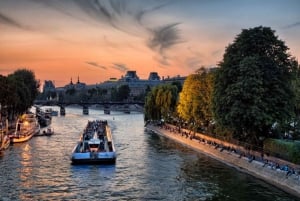 Paris: Seine River Cruise with Hot Chocolate