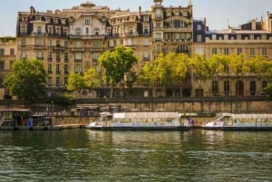 Paris: Seine River Cruise with Hot Chocolate