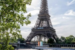 Paris: Seine River Cruise with Live Guide and Champagne