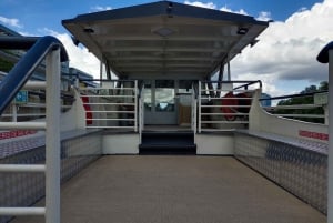 Paris : Seine River Lunch cruise from Eiffel Tower