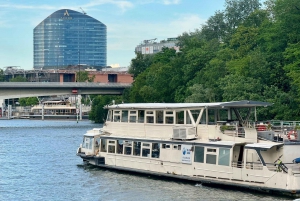 Paris : Seine River Lunch cruise from Eiffel Tower