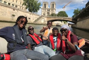 Paris: Seine River Private Cruise