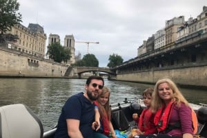 Paris: Seine River Private Cruise