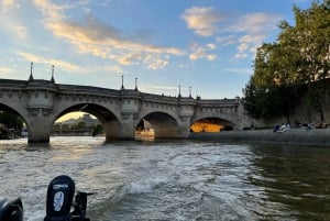 Paris: Seine River Private Cruise