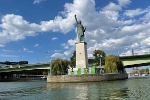 Paris: Seine River Private Cruise