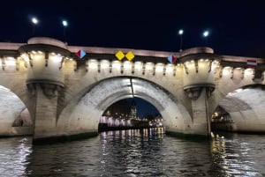 Paris: Seine River Private Cruise