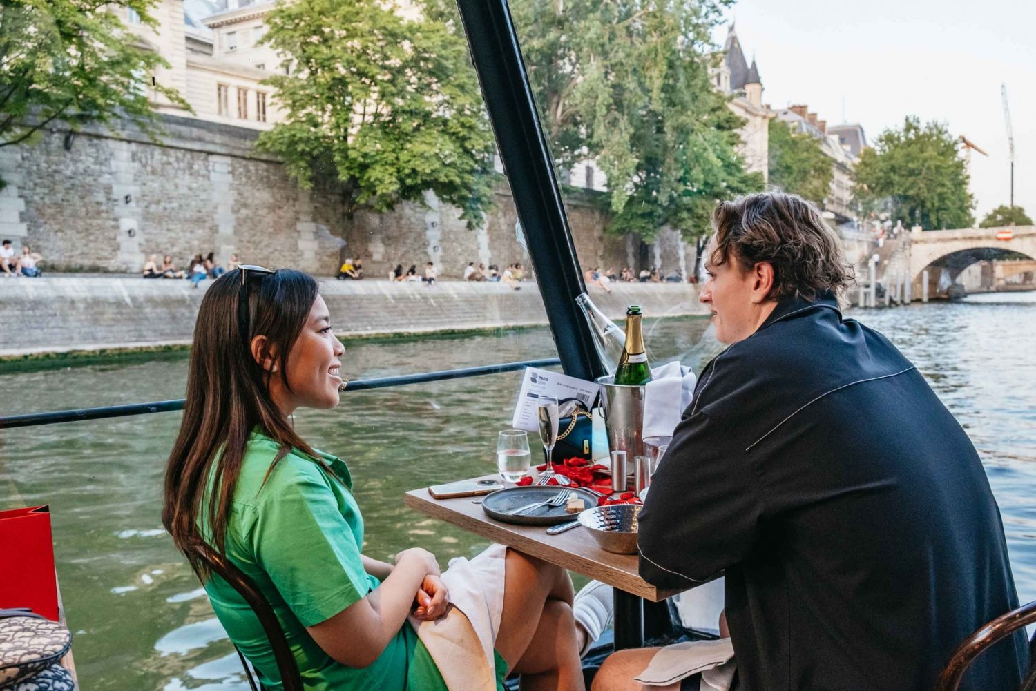 Paris : 3-Course Gourmet Dinner Cruise on Seine River