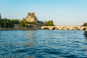 Paris : 3-Course Gourmet Dinner Cruise on Seine River