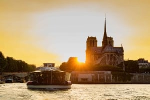 Paris: 4-Course Dinner Cruise on Seine River with Live Music