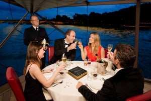 Paris: 4-Course Dinner Cruise on Seine River with Live Music