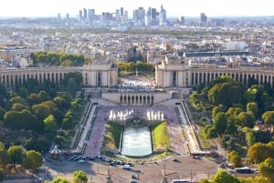 Paris: Skip-the-Line Eiffel Tower and Trocadero Gardens Tour