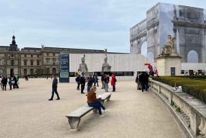 Paris: Skip-the-line Louvre Ticket with Host for Mona Lisa