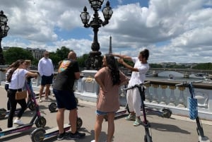 Paris - en liten grupp E-Scooter Tour i liten grupp med en lokal guide