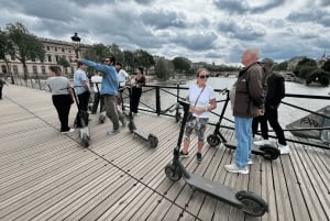 Paris - en liten grupp E-Scooter Tour i liten grupp med en lokal guide