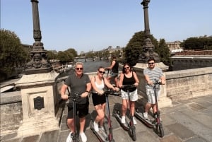 Paris - en liten grupp E-Scooter Tour i liten grupp med en lokal guide