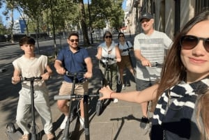 Paris - en liten grupp E-Scooter Tour i liten grupp med en lokal guide